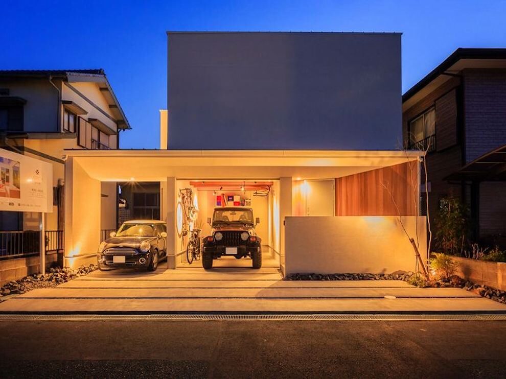 【2階リビング】住宅街、49坪の敷地に３台分の駐車スペースを確保したガレージハウス。２階リビングとスカイテラスでプライバシーと開放感を両立【モデルハウス】
