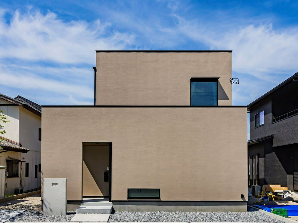 【住宅密集地】外からの視線を配慮しながら、広めの開口部を確保した「風通しがよく、陽の光が入る家」