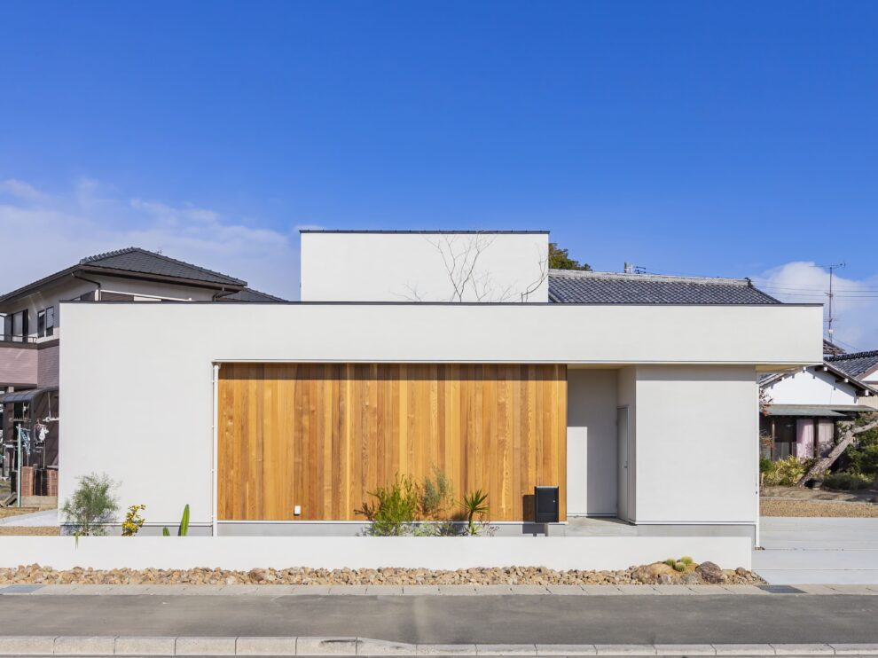 プライベートな中庭テラス、平屋と2階建てのイイトコドリ「中庭と暮らす家」【モデルハウス】