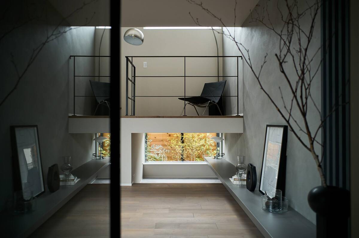 リビングの一角に設けられたおしゃれなヌックの施工事例。読書や休憩に最適な0.5畳〜1.5畳のおこもり空間。