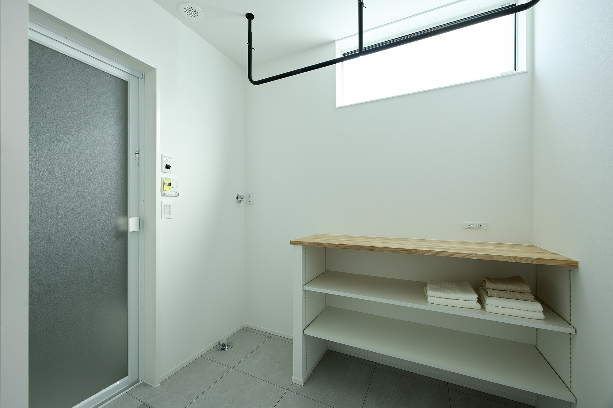 アイロン掛けや洗濯物を畳む作業に便利な、収納付き造作カウンター