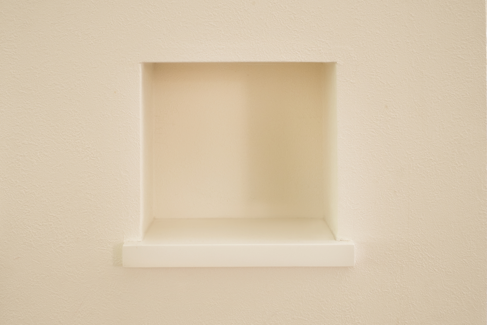 壁厚を利用した、洗剤ボトルを収納できるニッチ棚