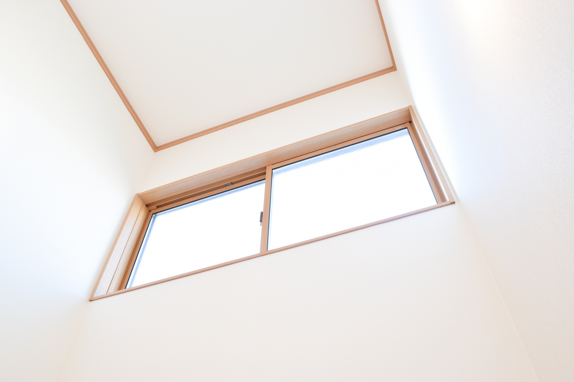 高窓から自然光を取り込みむ