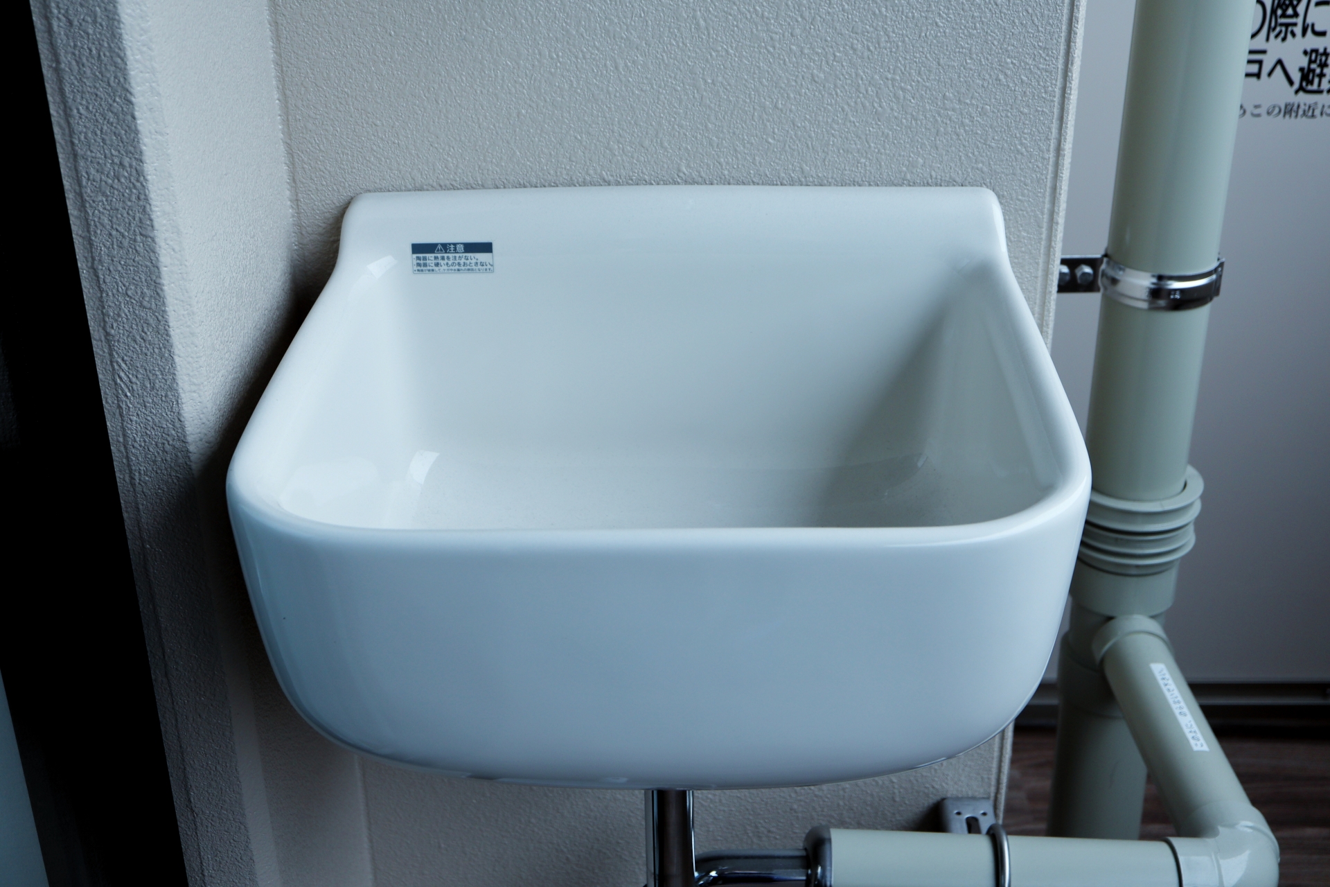 泥汚れの予洗いに便利な、混合水栓付きの深型スロップシンク