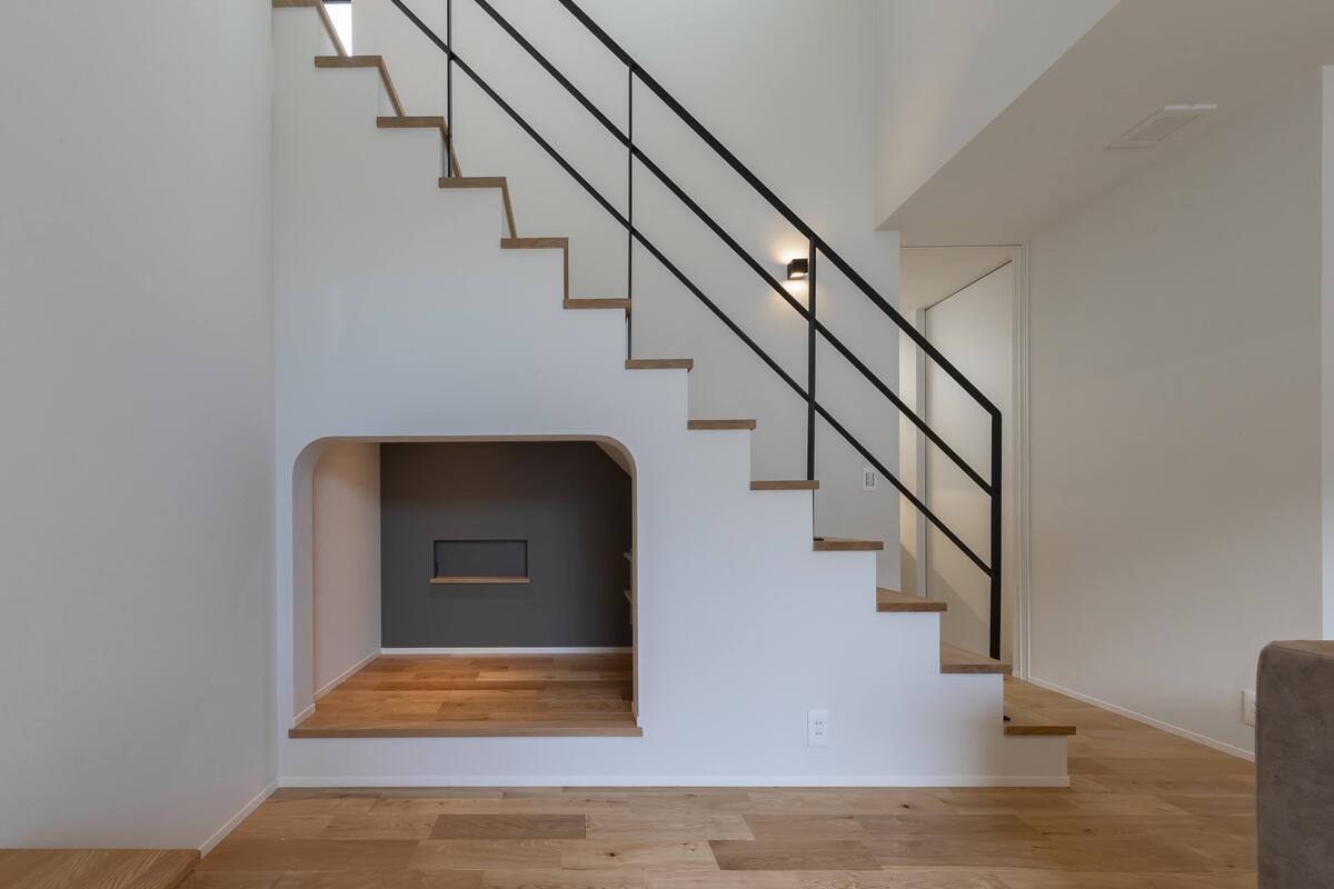 階段下のデッドスペースを有効活用したヌック。コストを抑えつつ秘密基地のような空間を実現。