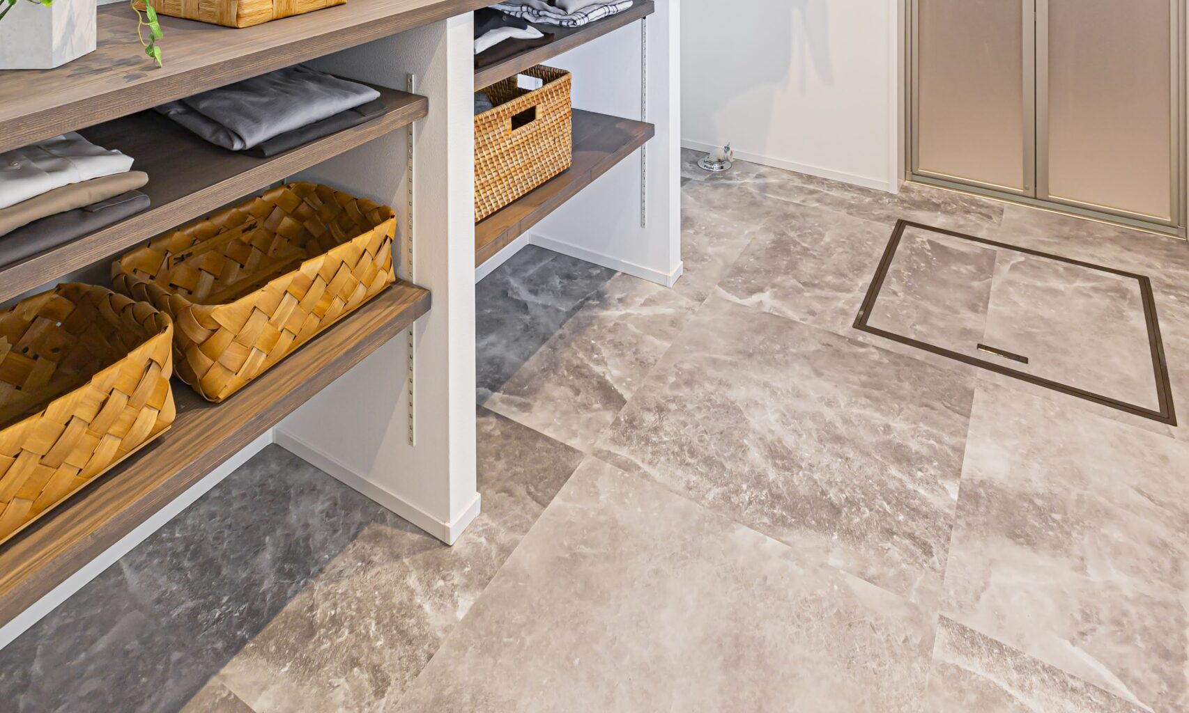 水に強く手入れがしやすい、石目調のフロアタイルを採用した床