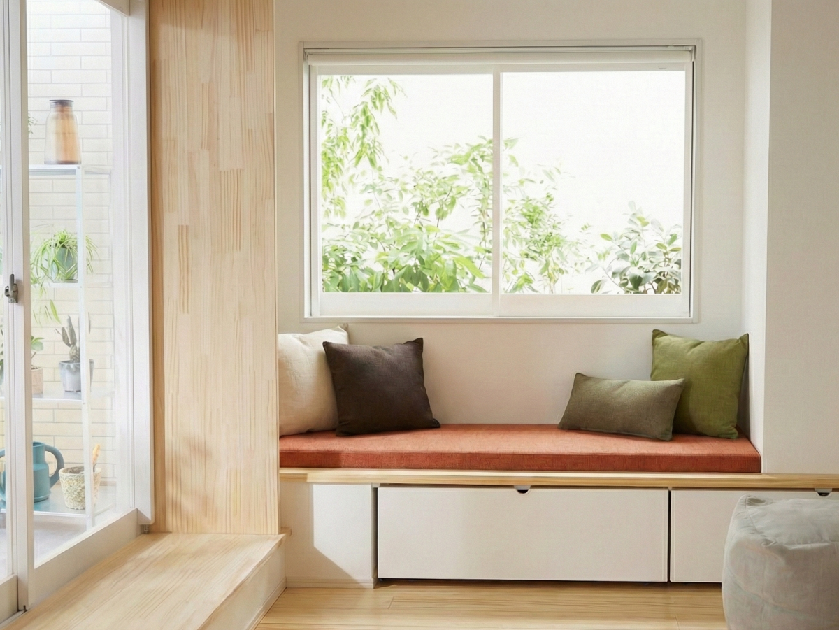 窓辺に造作ベンチを設置したウィンドウシート型のヌック。下部は収納として活用可能。断熱対策が重要。